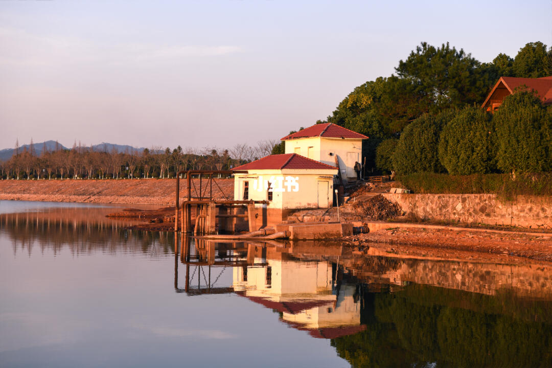 义乌摄影湖边的小房子