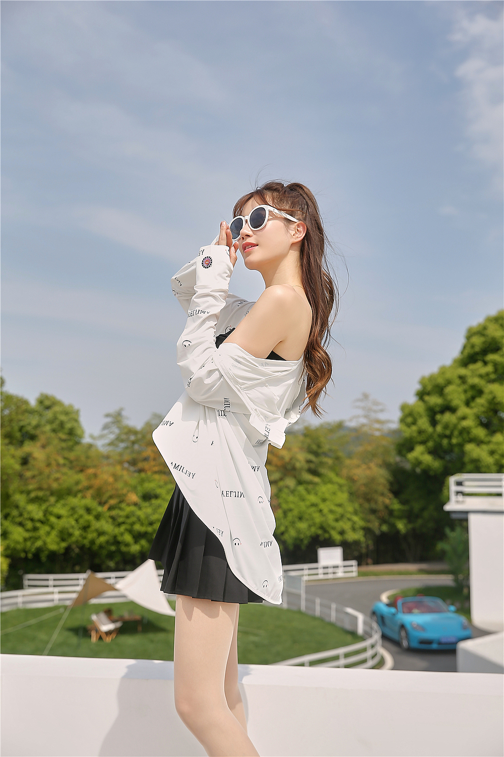 义乌女模防晒衣拍照,户外麋鹿庄园实景基地拍摄效果